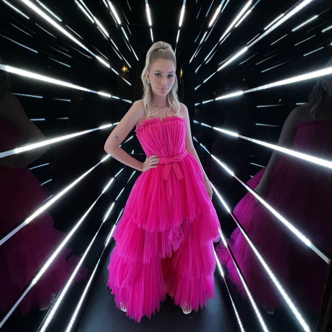 Debutante de vestido rosa no túnel infinito de LED